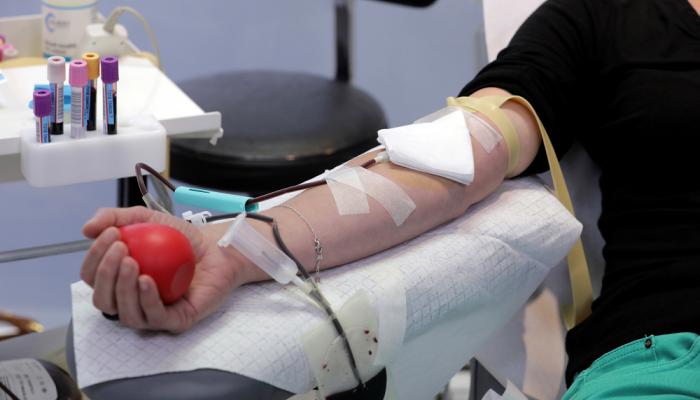أمريكية تتبرع بالدم لدعم علاج مرضى كورونا