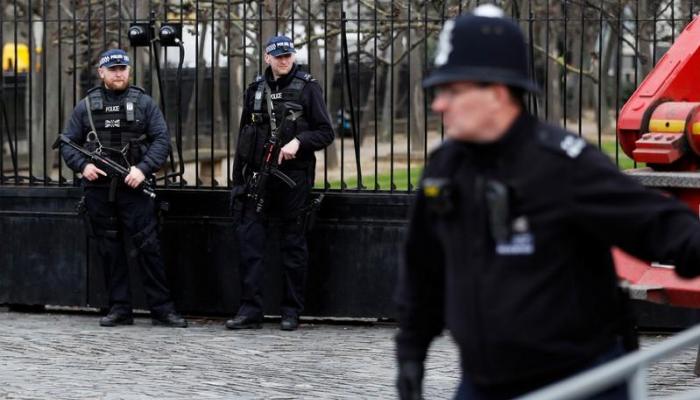 الشرطة البريطانية في موقع حادث طعن سابق - رويترز