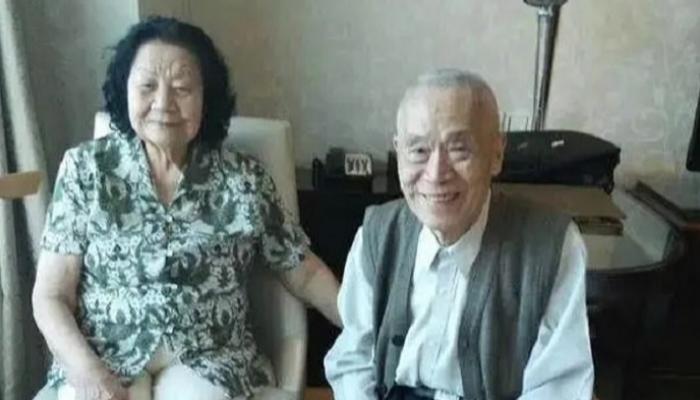 العالم الصيني وزوجته قبل إصابتهما بـ"كوفيد-19" - ديلي ميل