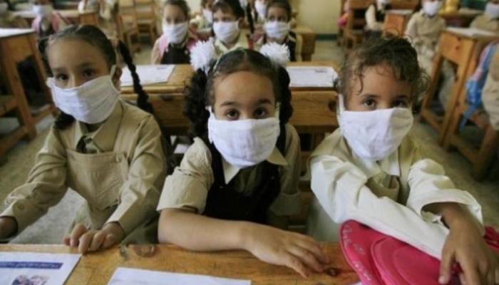 تلاميذ إحدى المدارس في مصر يرتدون الكمامات