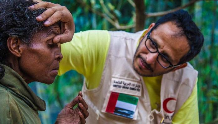 عضو من الهلال الأحمر الإماراتي يتفقد مريضا بالعمى