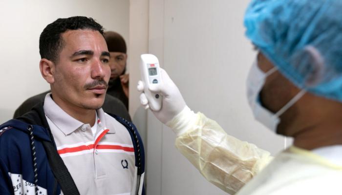 طبيب يجري فحوصات فيروس كورونا على أحد الأشخاص بالكويت