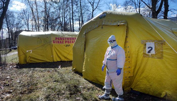 طبيب خارج خيمة طوارئ مخصصة لصمابي فيروس كورونا في بولندا