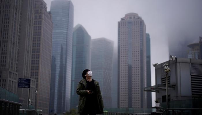 مواطن صيني يرتدي القناع الواقي في شنجهاي