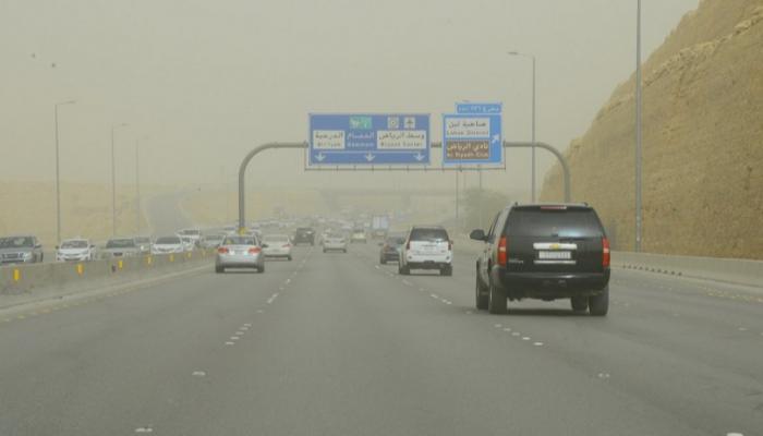 الغبار يحجب الرؤية على أحد الطرق في السعودية - أرشيفية