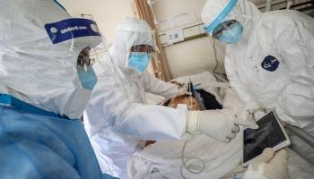 أطباء يكشفون على مريض مصاب بفيروس كورونا الجديد - أرشيفية
