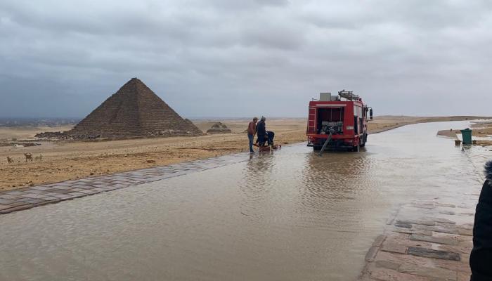 أمطار في منطقة آثار الأهرامات بالجيزة