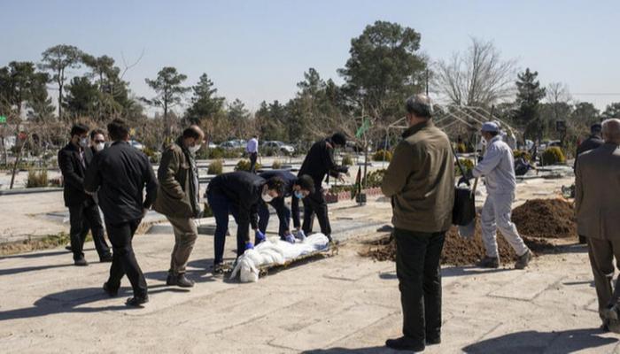 إيران تمنع إجراء مراسم دفن لضحايا كورونا خوفا من فضح الأعداد الحقيقية