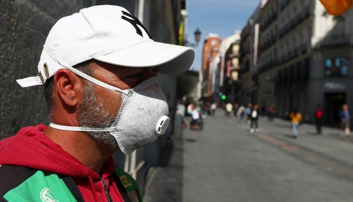 رجل يرتدي قناعا للوقاية من فيروس كورونا في مدريد
