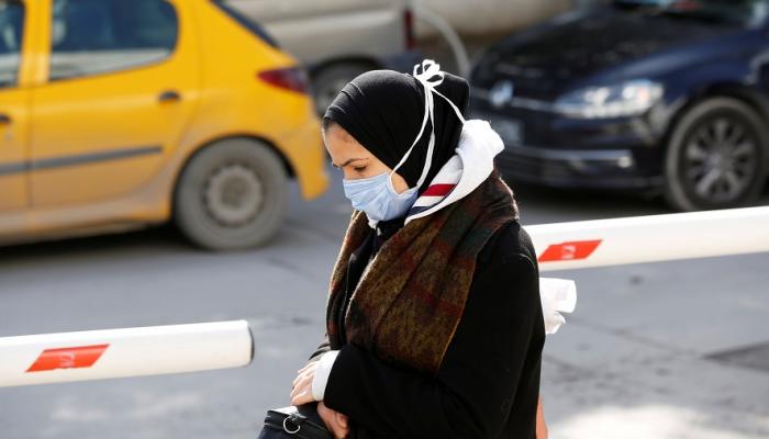 امرأة ترتدي قناع وجه واقٍ في تونس