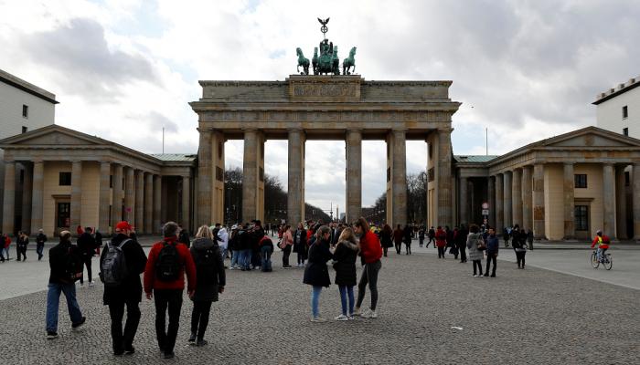 ألمان قليلون أمام بوابة براندنبورج في برلين