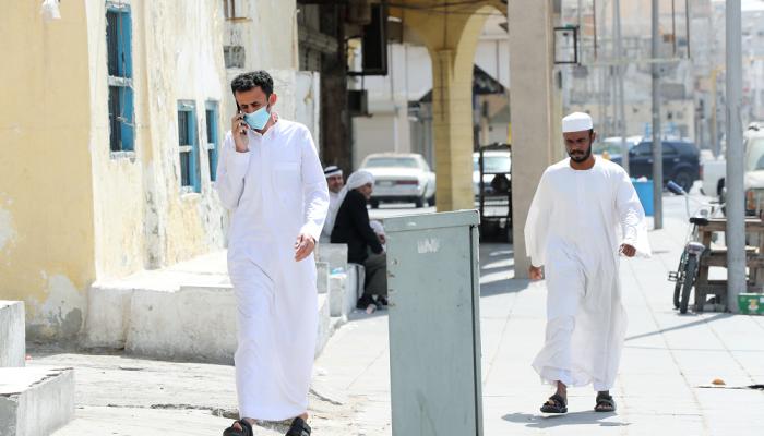 سعودي يرتدي الكمامة بأحد شوارع مدينة القطيف