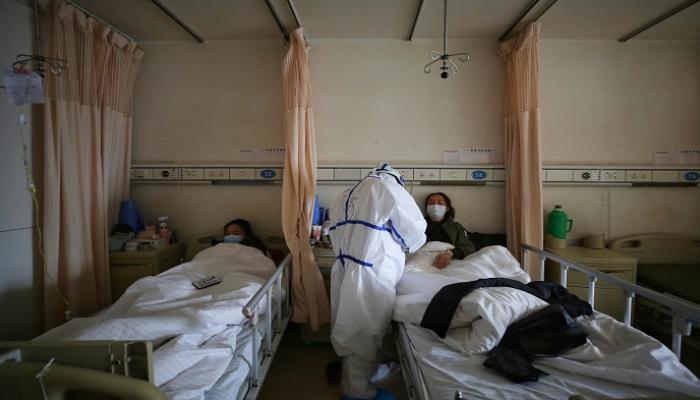 طبيب يعالج مريضا بفيروس كورونا في مستشفى بمدينة ووهان – أ.ف.ب