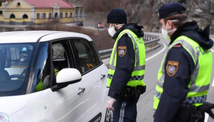 ضباط شرطة يرتدون كمامات طبية في النمسا