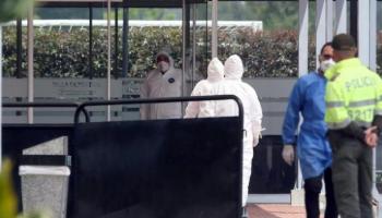 أعضاء فريق طبي مجهزون للتعامل مع حالات كورونا