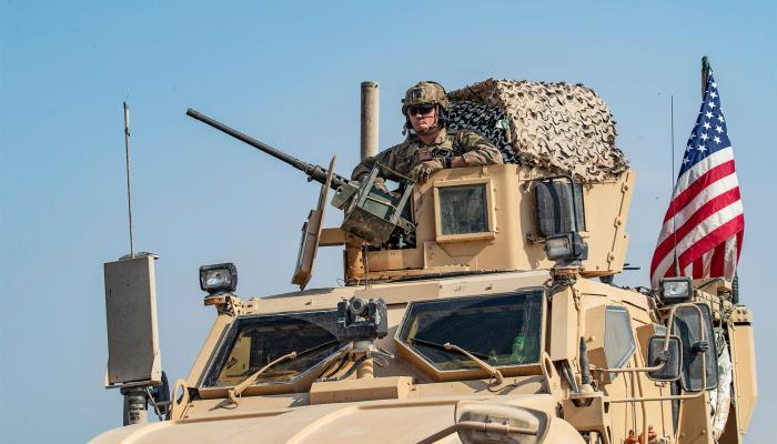 جندي أمريكي في عربة مدرعة في قاعدة بالعراق