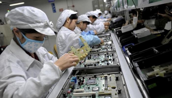 عمال صينيون يجمعون مكونات إلكترونية - وكالات