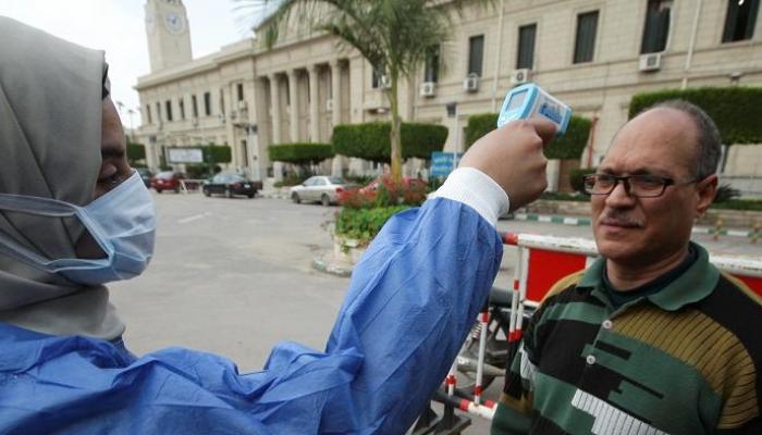 موظف بجامعة القاهرة يخضع لفحص كورونا - رويترز