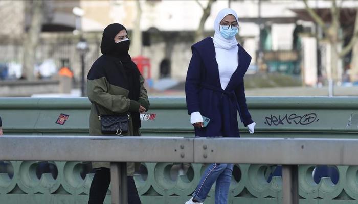 شابتان ترتديان كمامتين واقيتين في قطر - أرشيفية