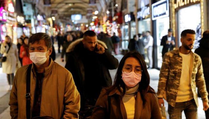 أتراك يضعون كمامات في إسطنبول - رويترز