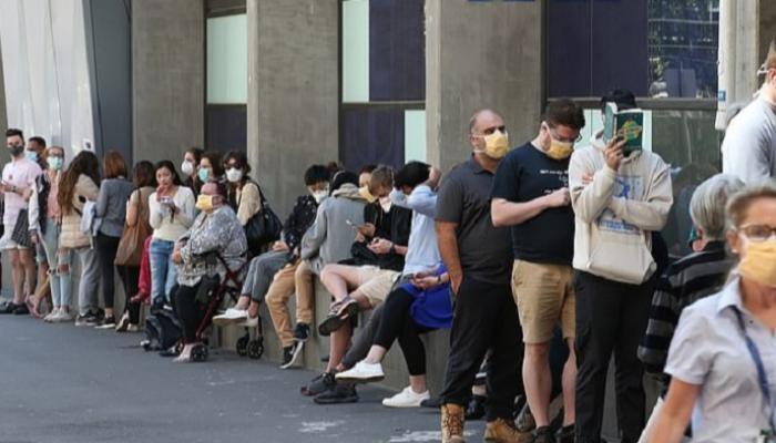 أستراليون يصطفون خارج أحد المستشفيات انتظارا للفحص وسط مخاوف كورونا