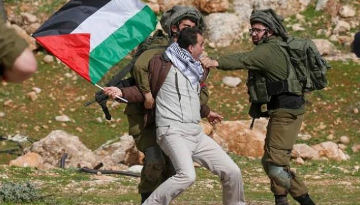 فلسطيني بين أيدي قوات الاحتلال الإسرائيلي