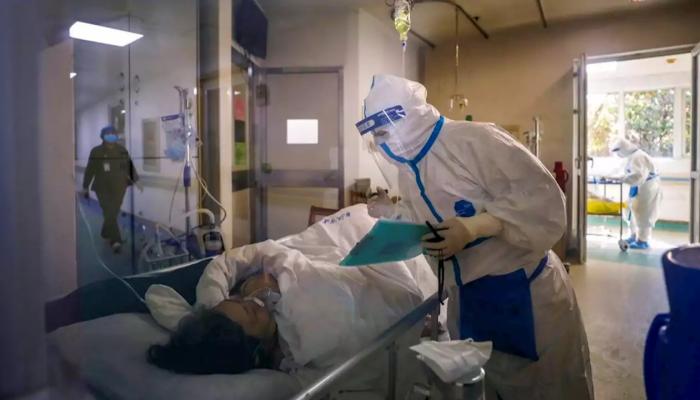 طبيب يعالج مريضة في مستشفى بالصين- أرشيفية