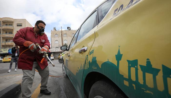 سائق أردني يطهر سيارته الأجرة في العاصمة الأردنية عمان