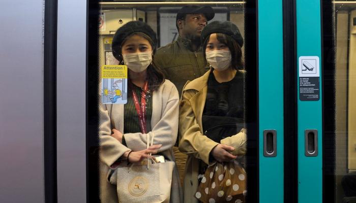 سائحتان يابانيتان ترتديان الكمامة في باريس