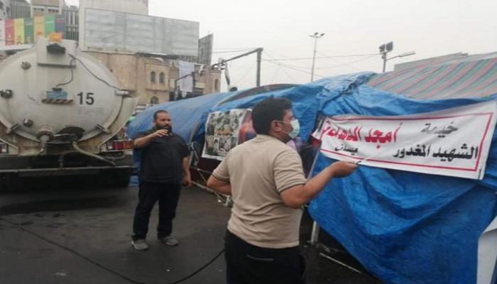 معتصمون عراقيون أمام أحد الخيام 
