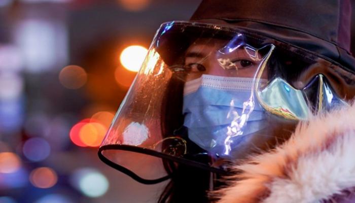 سيدة ترتدي كمامة للوقاية من عدوى كورونا في شنغهاي