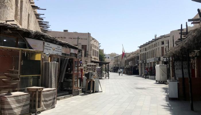 أحد أسواق الدوحة فارغ تقريباً بعد تفشي فيروس كورونا