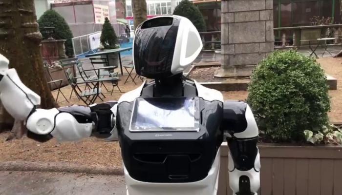 روبوت ينصح المارة في شوارع نيويورك