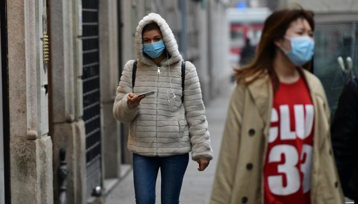سيدتان تضعان الكمامة وهما في الشارع خوفا من كورونا