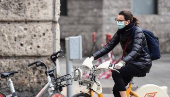 شخص يتنقل على دراجته في شوارع إحدى الدول الأوروبية