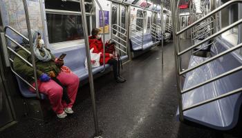 ركاب في قطار بمدينة نيويورك