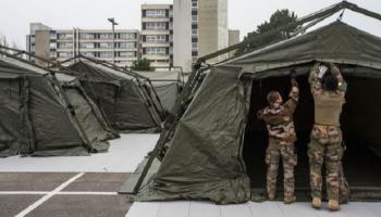 جنود فرنسيون يقيمون عنابر مؤقتة لاستقبال مرضى كورونا 