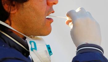 رجل يجري فحصا كإجراء وقائي ضد فيروس كورونا