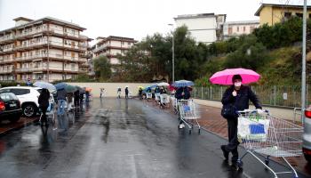 متسوقون يرتدون أقنعة وجه للوقاية من عدوى فيروس كورونا في إيطاليا