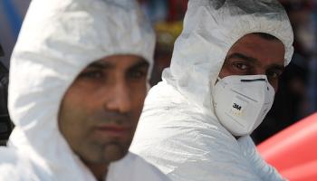 عناصر من فرق الدفاع المدني العراقية