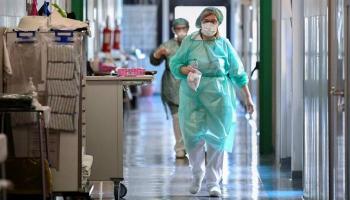 أطباء العالم يخوضون معركة قوية ضد فيروس كورونا - أرشيفية