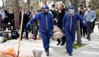 دفن أحد ضحايا كورونا في إيران - أرشيفية