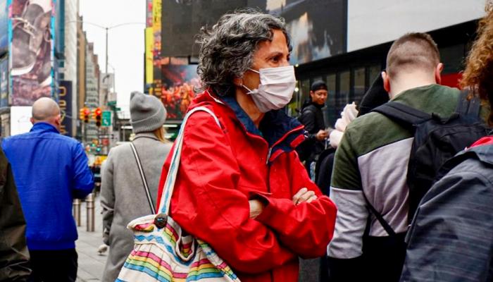 امرأة ترتدي قناع الوجه كإجراء وقائي ضد فيروس كورونا