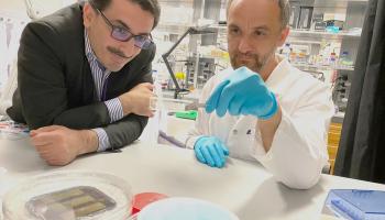 الدكتور محمد قسايمة مع أحد أعضاء فريقه البحثي