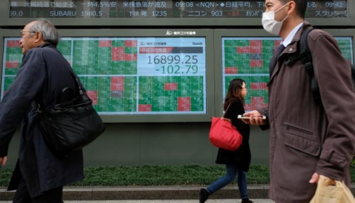 شاشة توضح حركة الأسهم في بورصة طوكيو بشوارع العاصمة