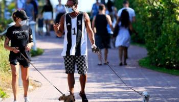 أمريكيان يرتديان أقنعة واقية على شاطئ بفلوريدا