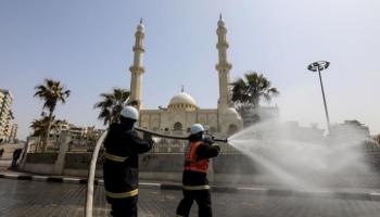الدفاع المدني الفلسطيني أثناء تطهير منطقة بغزة