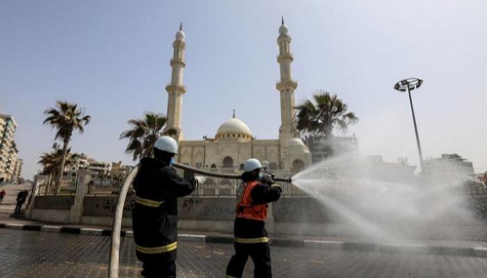 الدفاع المدني الفلسطيني أثناء تطهير منطقة بغزة