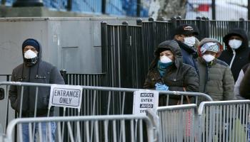 أشخاص يرتدون كمامات للوقاية من عدوى كورونا بأمريكا