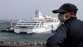 شرطي يرتدي كمامة للوقاية من عدوى كورونا في الجزائر